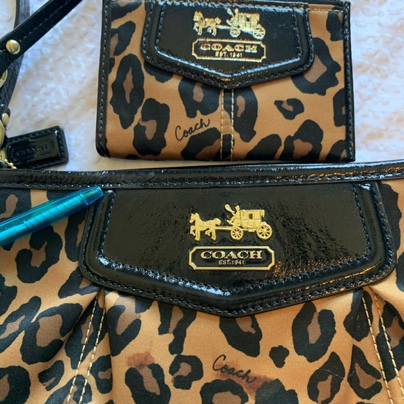 Coach shoulder bag / wristlet and coin purse - Picture 2 of 6